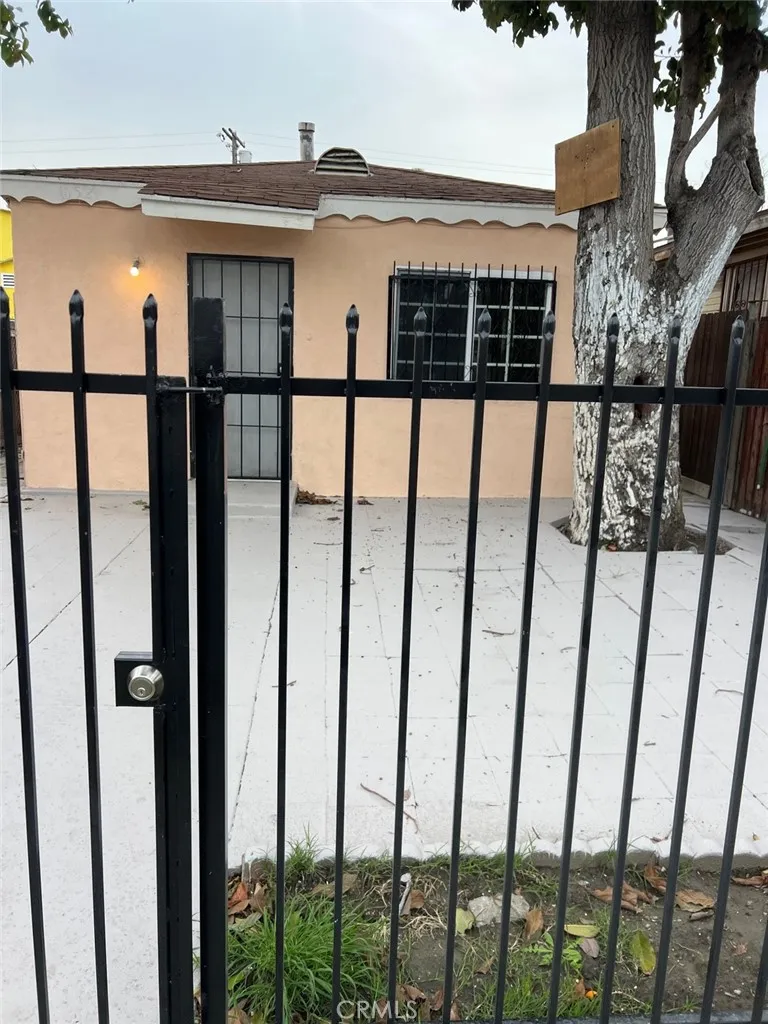 10529 Grape, Los Angeles, California 90002 home-pic-1