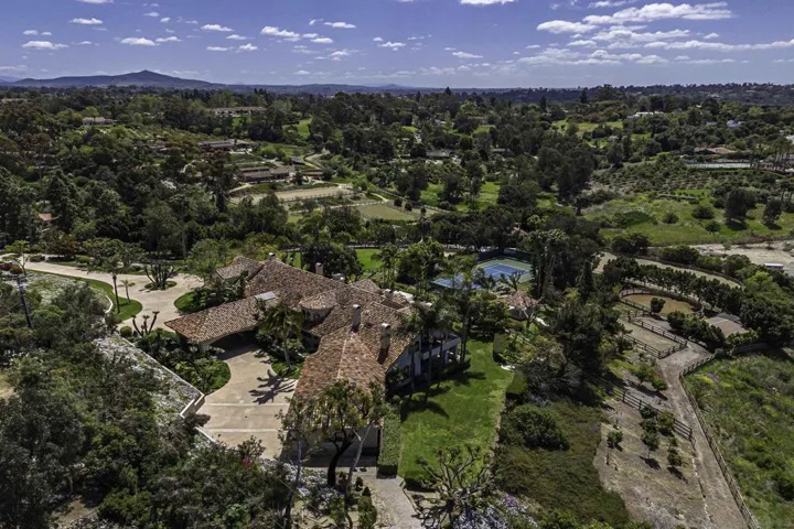 Spacious grounds  including multiple turn outs and pastures as well as a nice citrus grove.