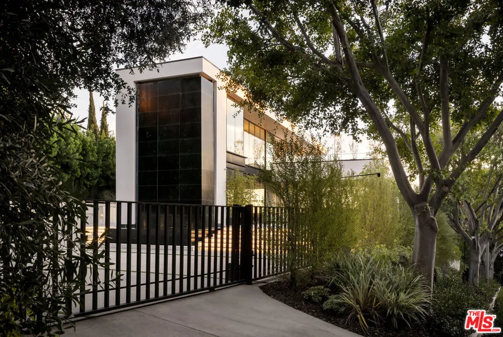 1210 Laurel Way, Beverly Hills, California 90210 home-pic-3