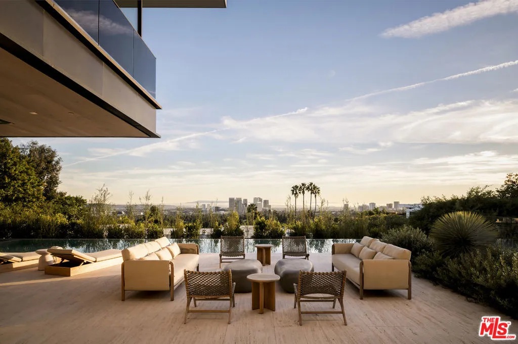 1210 Laurel Way, Beverly Hills, California 90210 home-pic-39
