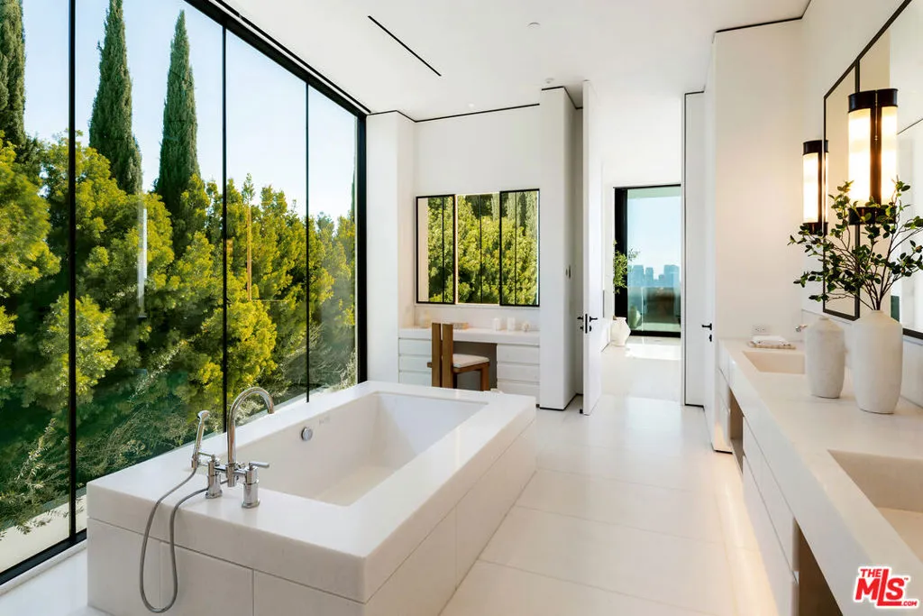 1210 Laurel Way, Beverly Hills, California 90210 home-pic-13