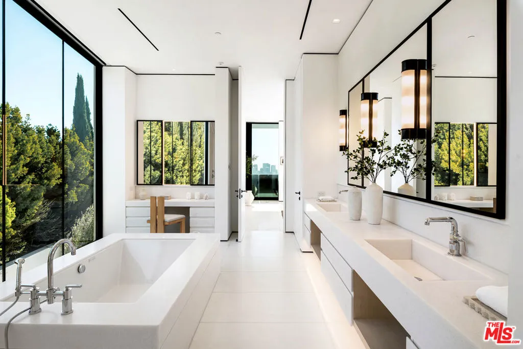 1210 Laurel Way, Beverly Hills, California 90210 home-pic-12