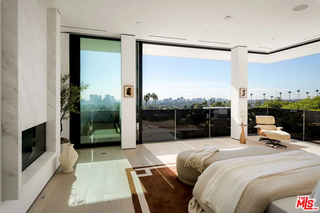 1210 Laurel Way, Beverly Hills, California 90210 home-pic-10