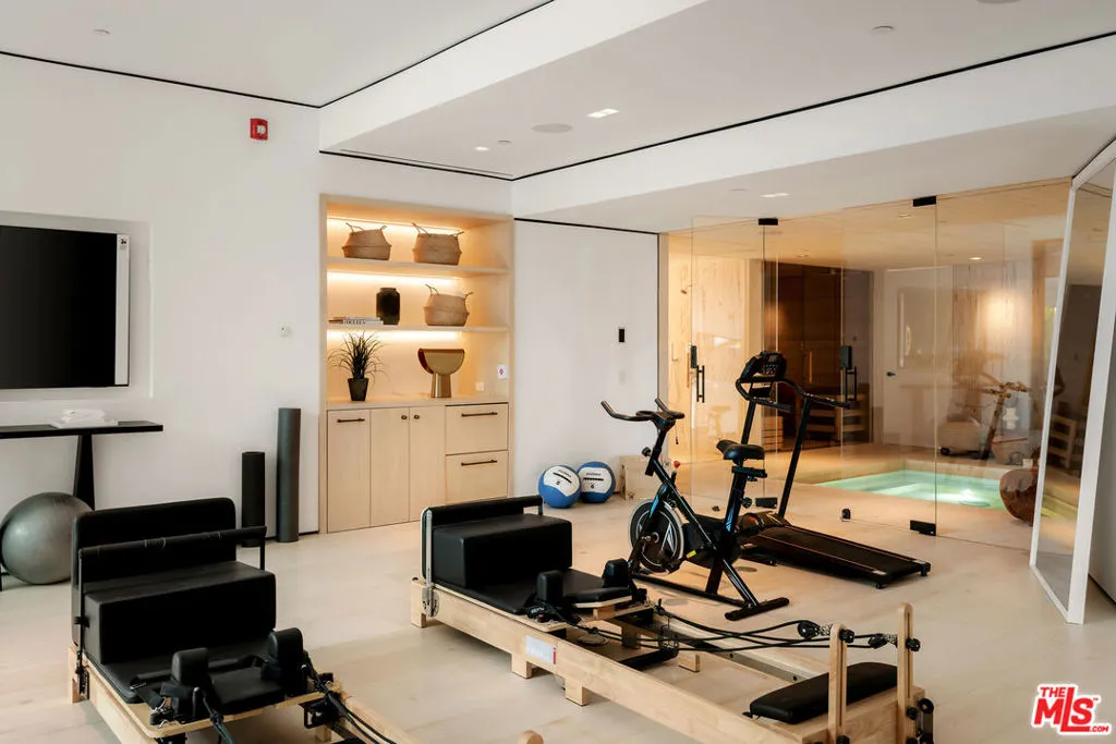 1210 Laurel Way, Beverly Hills, California 90210 home-pic-19
