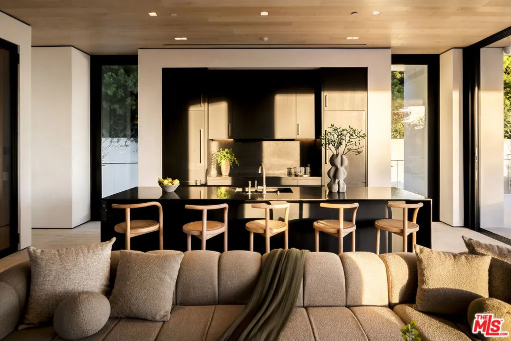 1210 Laurel Way, Beverly Hills, California 90210 home-pic-37