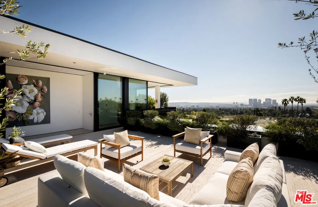 1210 Laurel Way, Beverly Hills, California 90210 home-pic-16