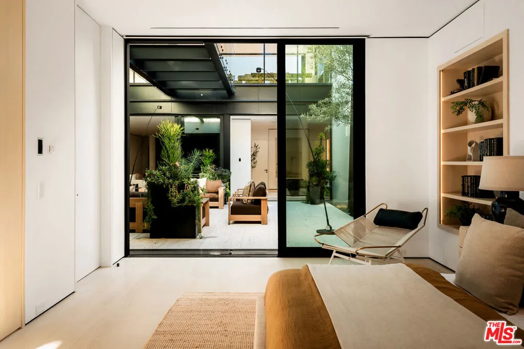 1210 Laurel Way, Beverly Hills, California 90210 home-pic-28