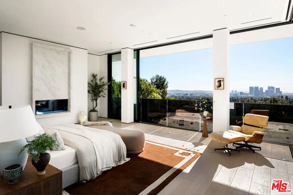 1210 Laurel Way, Beverly Hills, California 90210 home-pic-9