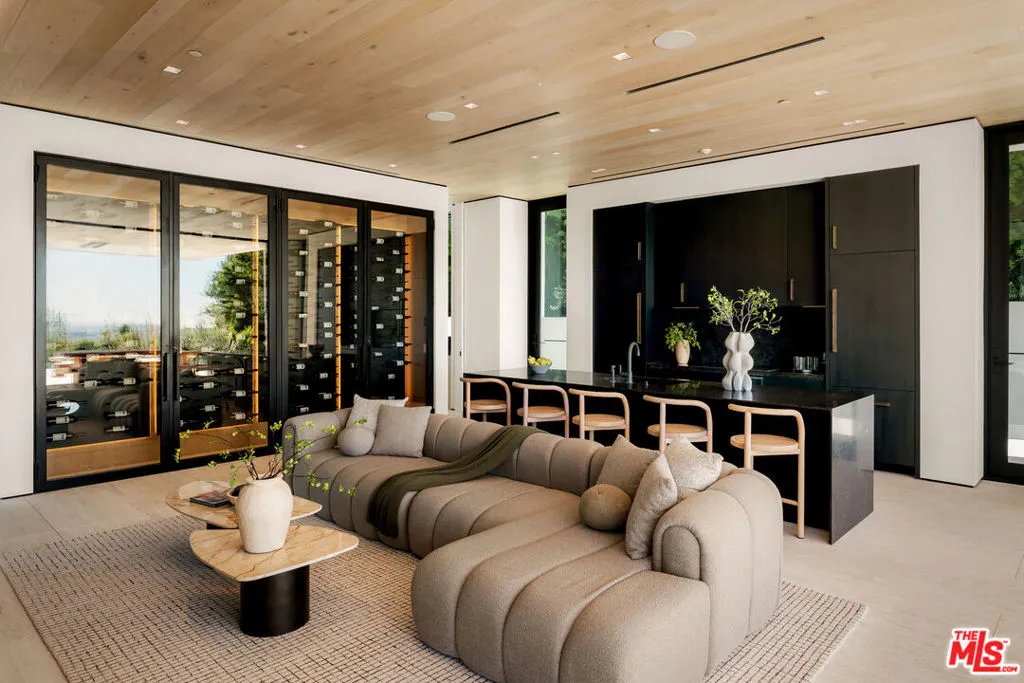 1210 Laurel Way, Beverly Hills, California 90210 home-pic-8