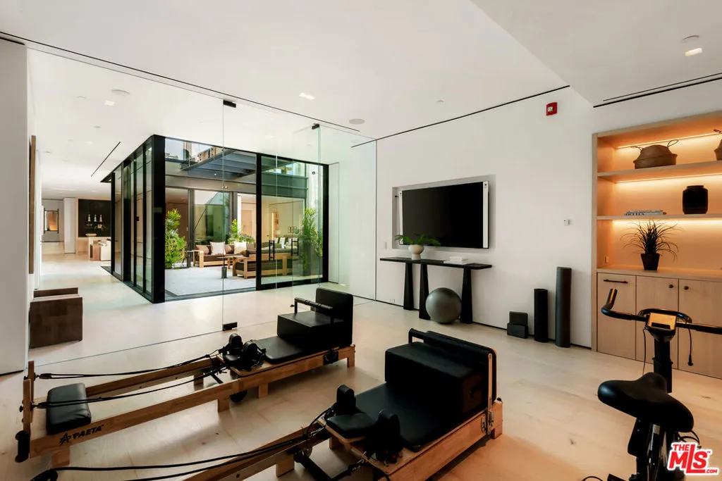 1210 Laurel Way, Beverly Hills, California 90210 home-pic-18