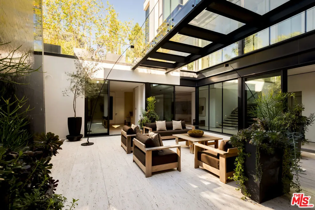 1210 Laurel Way, Beverly Hills, California 90210 home-pic-33