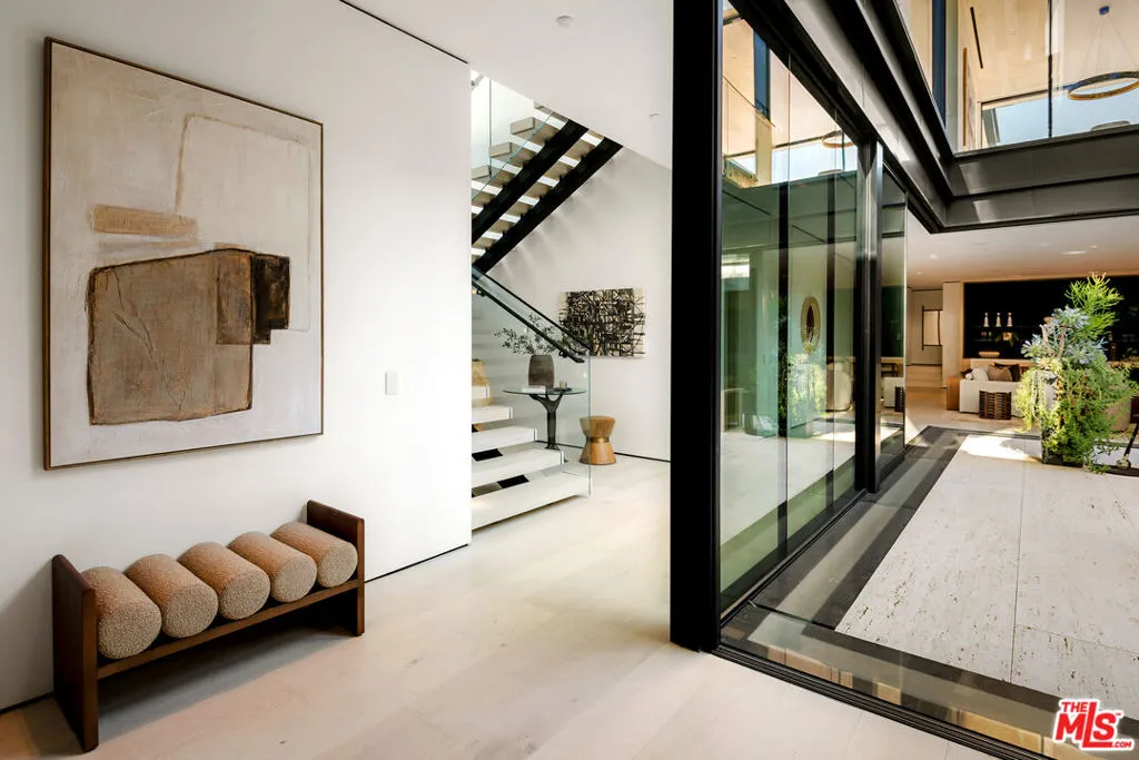 1210 Laurel Way, Beverly Hills, California 90210 home-pic-17