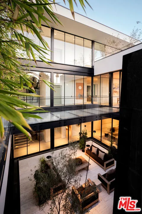 1210 Laurel Way, Beverly Hills, California 90210 home-pic-36