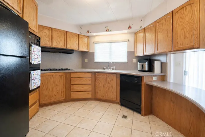 Nice kitchen that opens to the family room