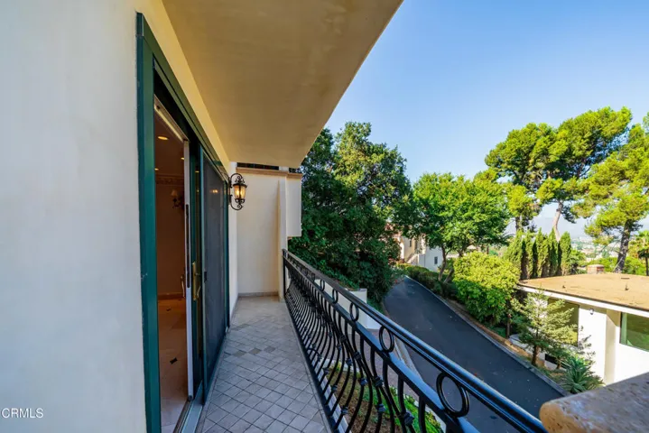 012_1118_oberlin_dr_glendale_ca_91205-25