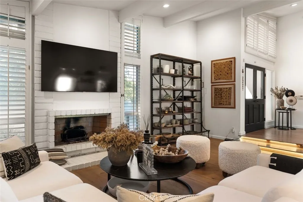 3960 Ellenita, Tarzana, California 91356 home-pic-3