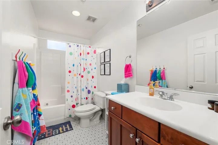 Upstairs Bathroom w/ Tub