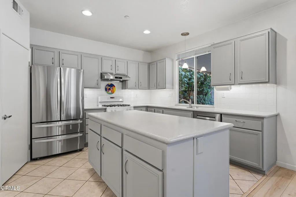 15137 Trail View Court, Los Angeles, California 91342 home-pic-9