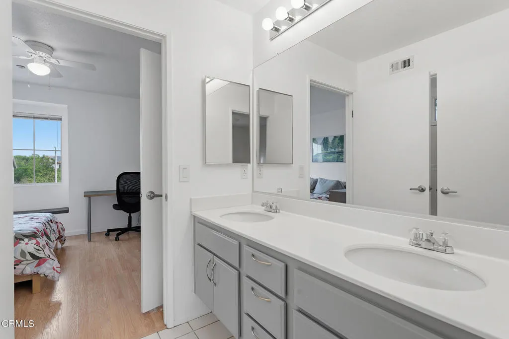 15137 Trail View Court, Los Angeles, California 91342 home-pic-18