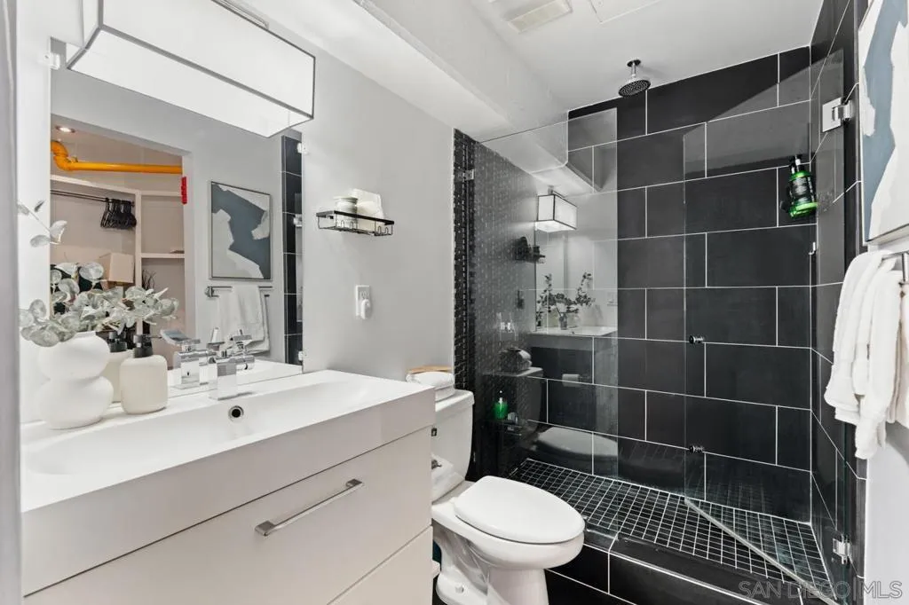 702 Ash St 102, San Diego, California 92101 home-pic-26