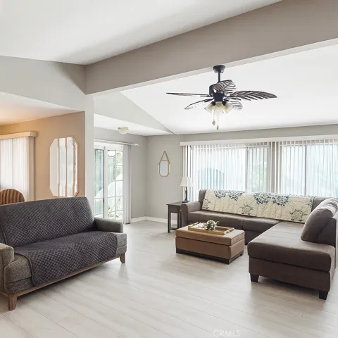 LIVING ROOM DECLUTTERED WITH AI