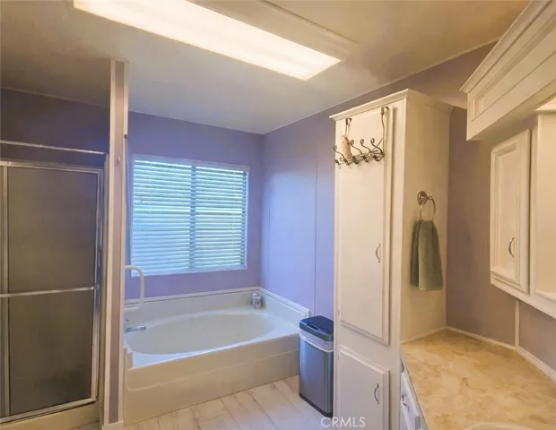 MASTER BATHROOM DECLUTTERED WITH AI