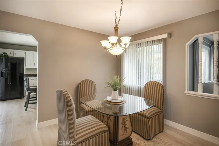 FORMAL DINING ROOM DECLUTTERED WITH AI