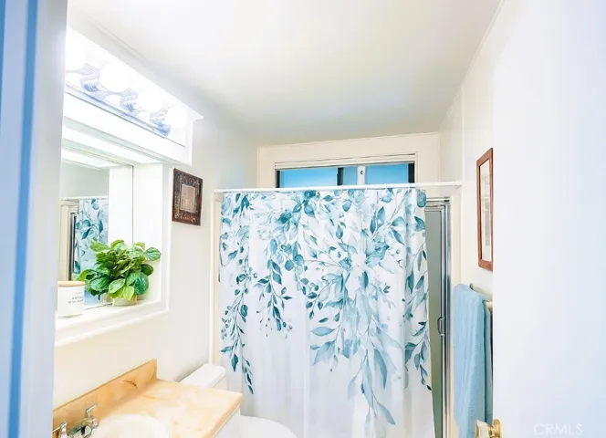 HALL/GUEST BATHROOM