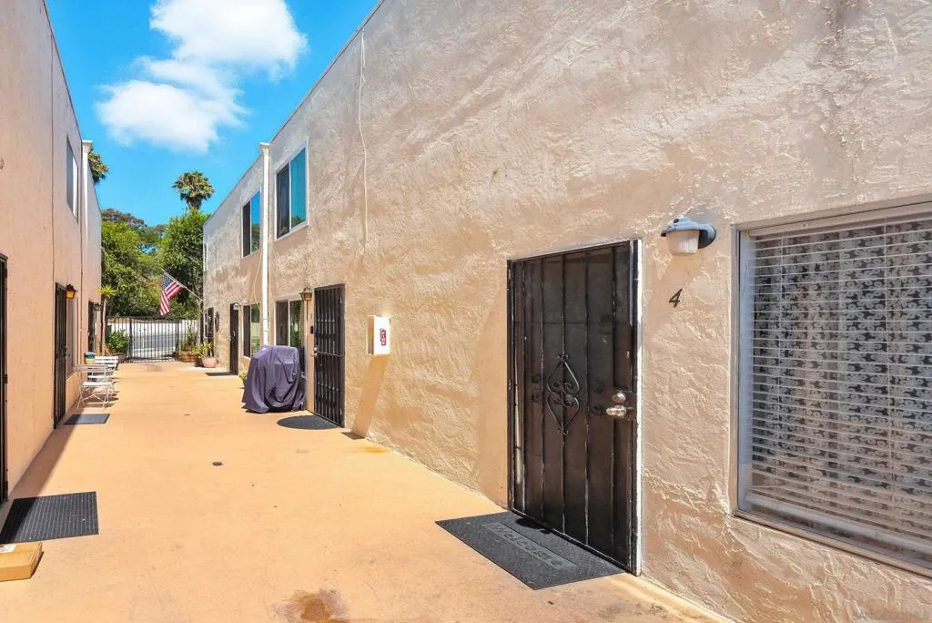 5725 Linda Vista Road 4, San Diego, California 92110 home-pic-2