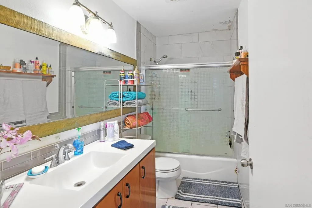 5725 Linda Vista Road 4, San Diego, California 92110 home-pic-29