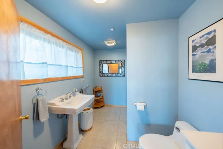 Bathroom 4.