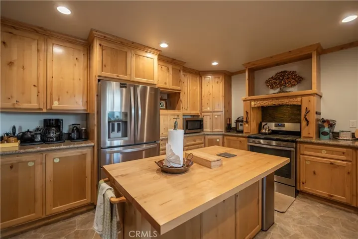 448 Edgemoor Road, Big Bear Lake, California 92315