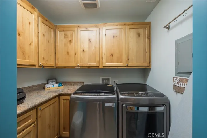 448 Edgemoor Road, Big Bear Lake, California 92315