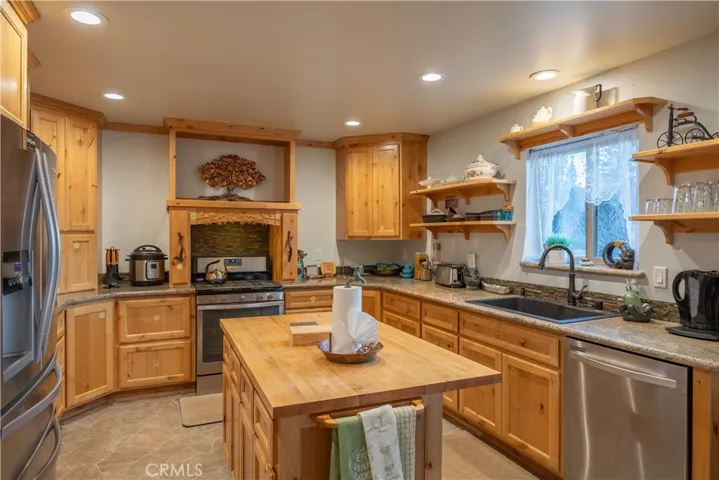 448 Edgemoor Road, Big Bear Lake, California 92315