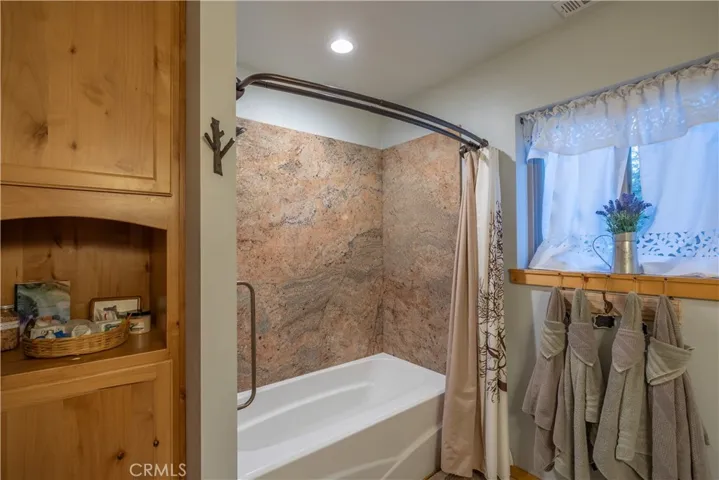 448 Edgemoor Road, Big Bear Lake, California 92315