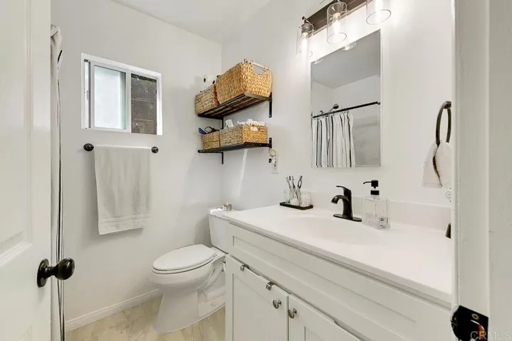Front Unit Full Bathroom