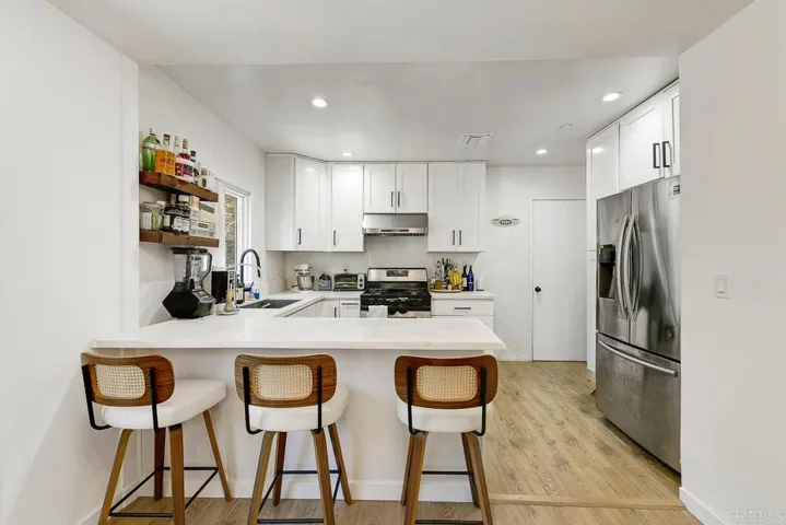 Front Unit Kitchen Peninsula