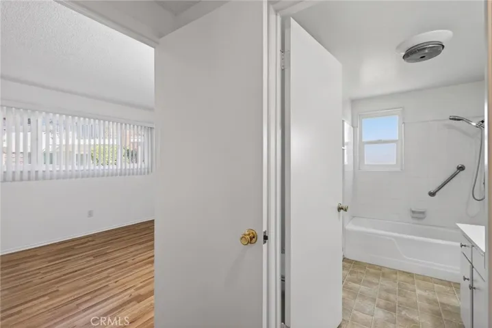 Bath next to one of the bedrooms