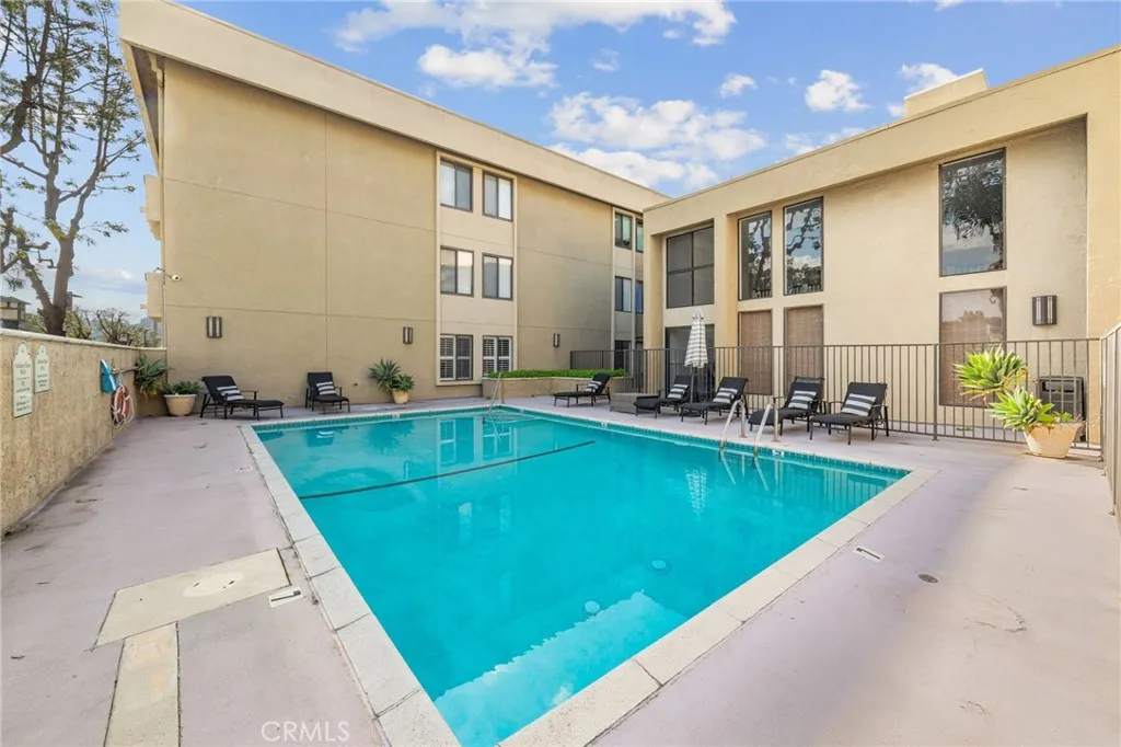 5009 Woodman Avenue 113, Sherman Oaks, California 91423 home-pic-24