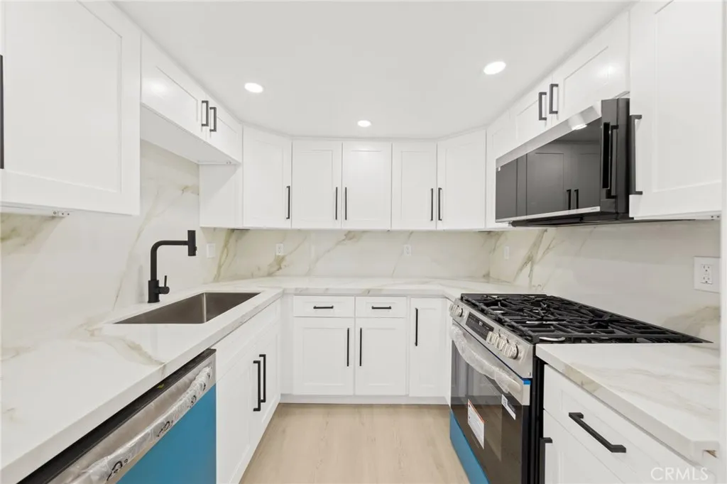 5009 Woodman Avenue 113, Sherman Oaks, California 91423 home-pic-7