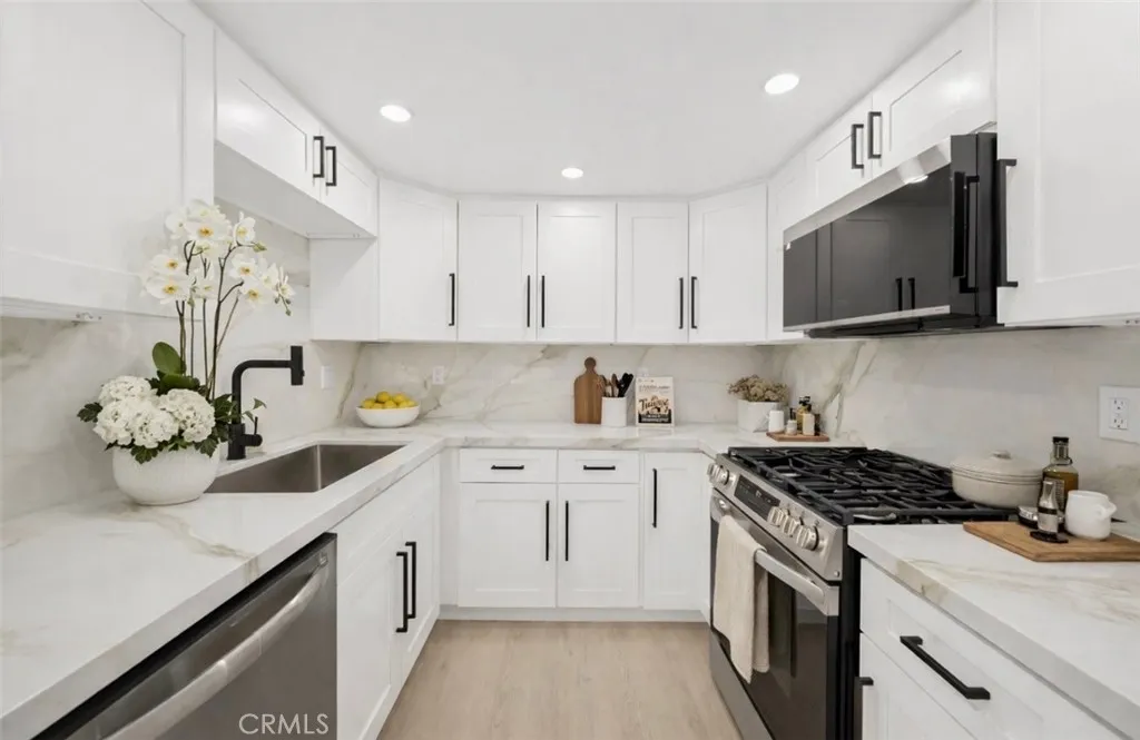 5009 Woodman Avenue 113, Sherman Oaks, California 91423 home-pic-6
