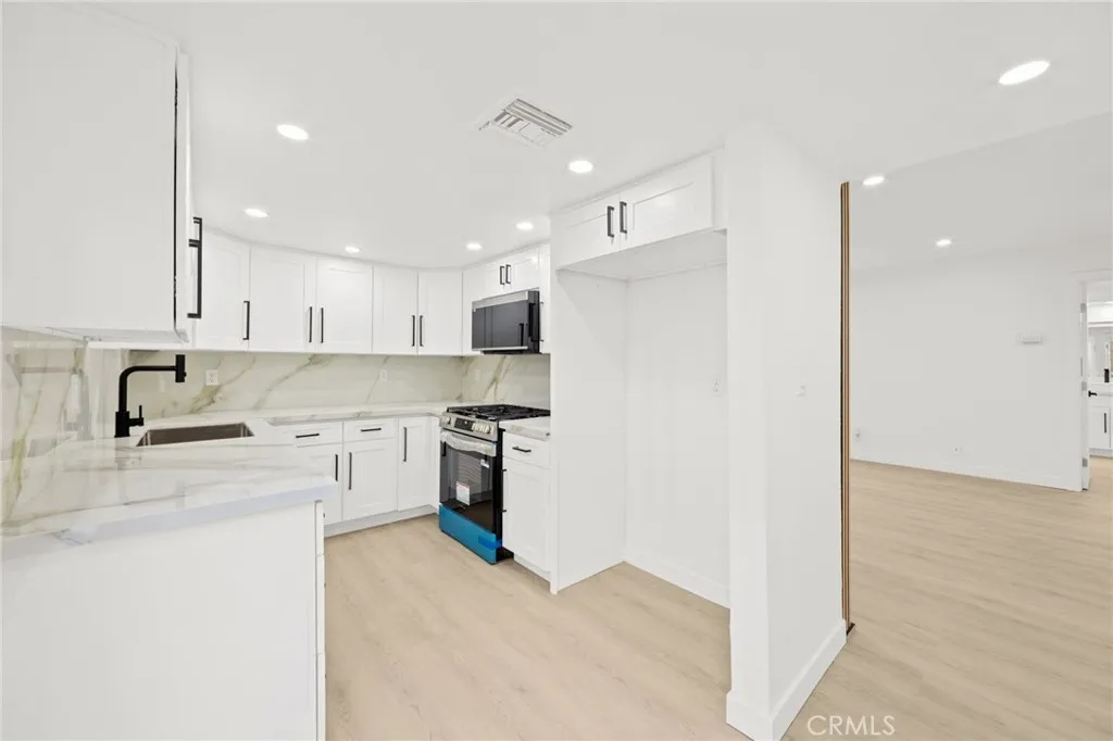 5009 Woodman Avenue 113, Sherman Oaks, California 91423 home-pic-8