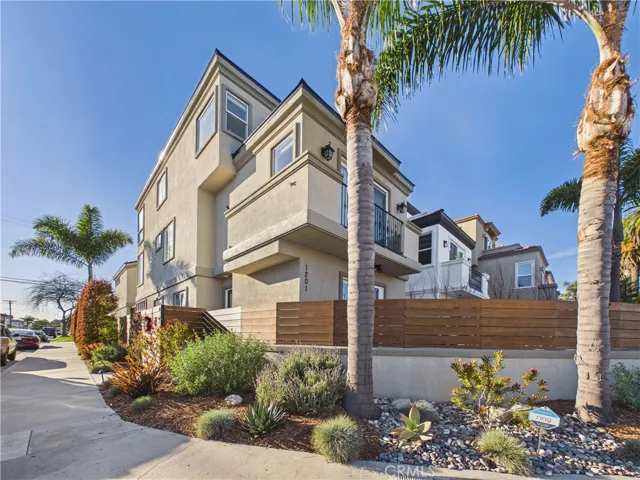 Beautiful profile of the home.