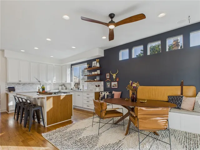 Large eat in kitchen with bench seating and full size table