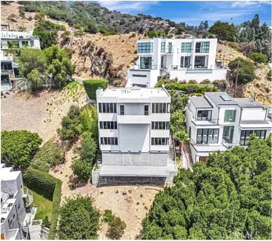 6396 Weidlake Drive, Los Angeles, California 90068