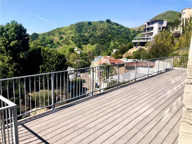 6396 Weidlake Drive, Los Angeles, California 90068
