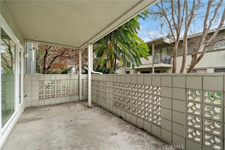 Private End Unit Patio for your morning coffee or tea and entertaing family & friends.