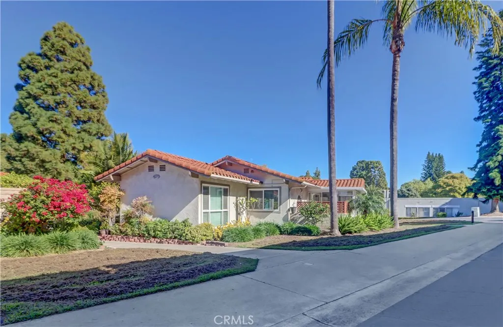 2273 Via Mariposa E C, Laguna Woods, California 92637 home-pic-40