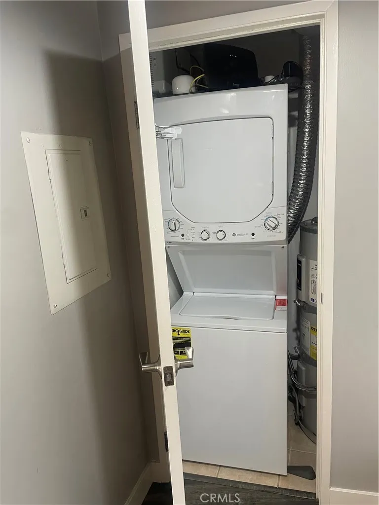  Washer Dryer in closet