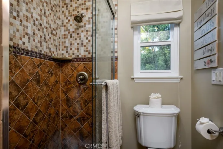 Jack & Jill Bathroom Connecting Upstairs Bedrooms 2 and 3